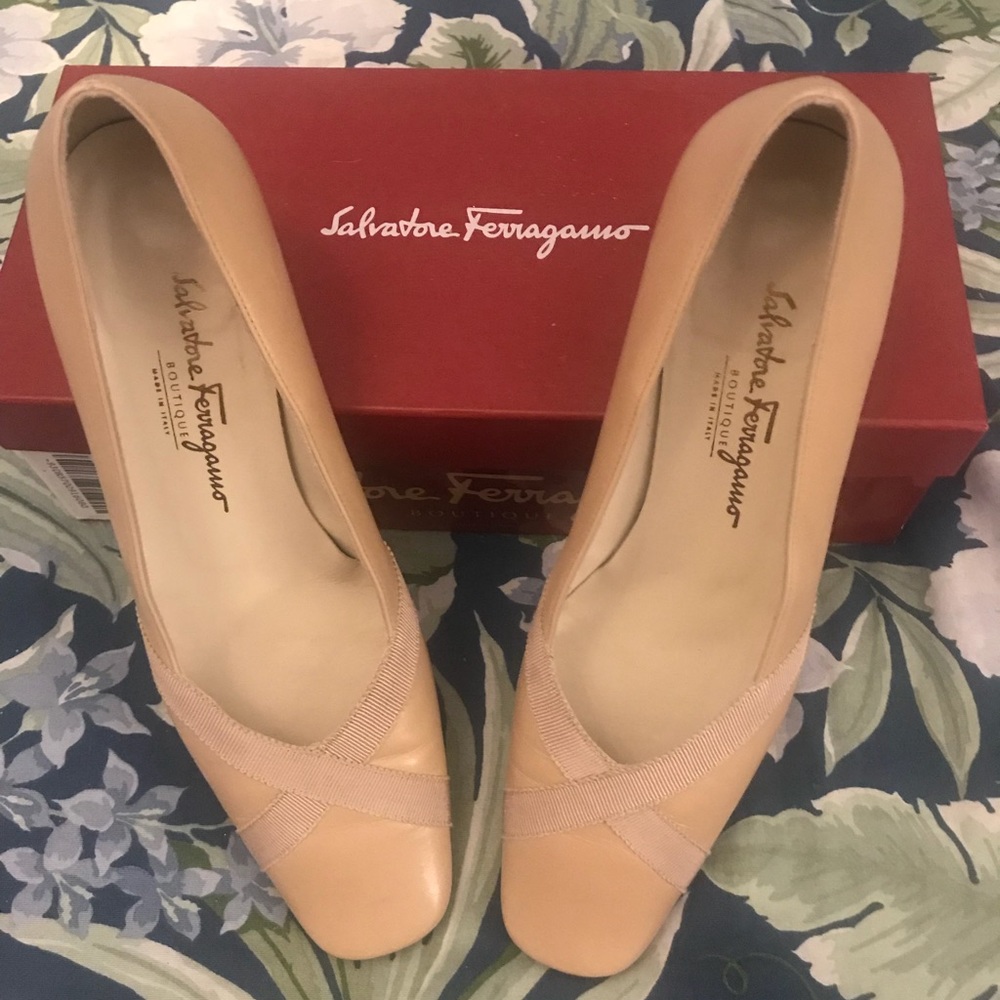 Salvatore Ferragamo Lais  250 original box